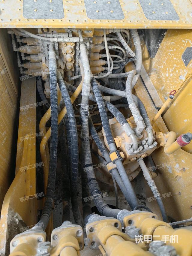 回转马达和主控阀（整机外观）