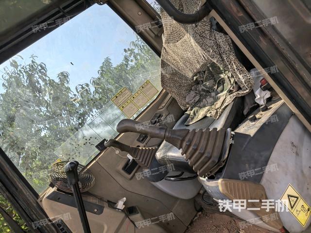 座椅右侧控制台/钥匙门/油门/含右手柄(驾驶室部分) 座椅右侧控制台/钥匙门/油门/含右手柄(驾驶室部分)