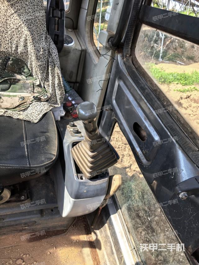 座椅左侧控制台/音响/含左手柄(驾驶室部分) 座椅左侧控制台/音响/含左手柄(驾驶室部分)