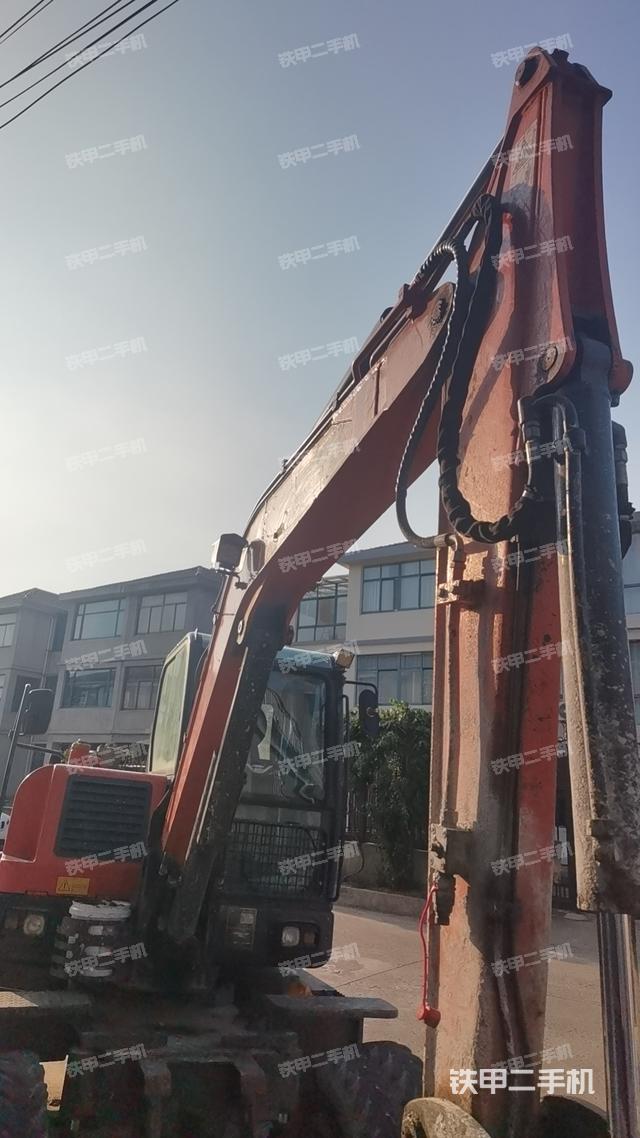 驾驶室顶部(整机外观) 驾驶室顶部(整机外观)