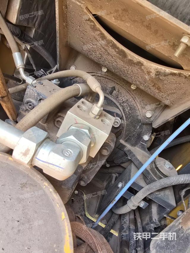 液压泵舱室正面整体（整机外观）