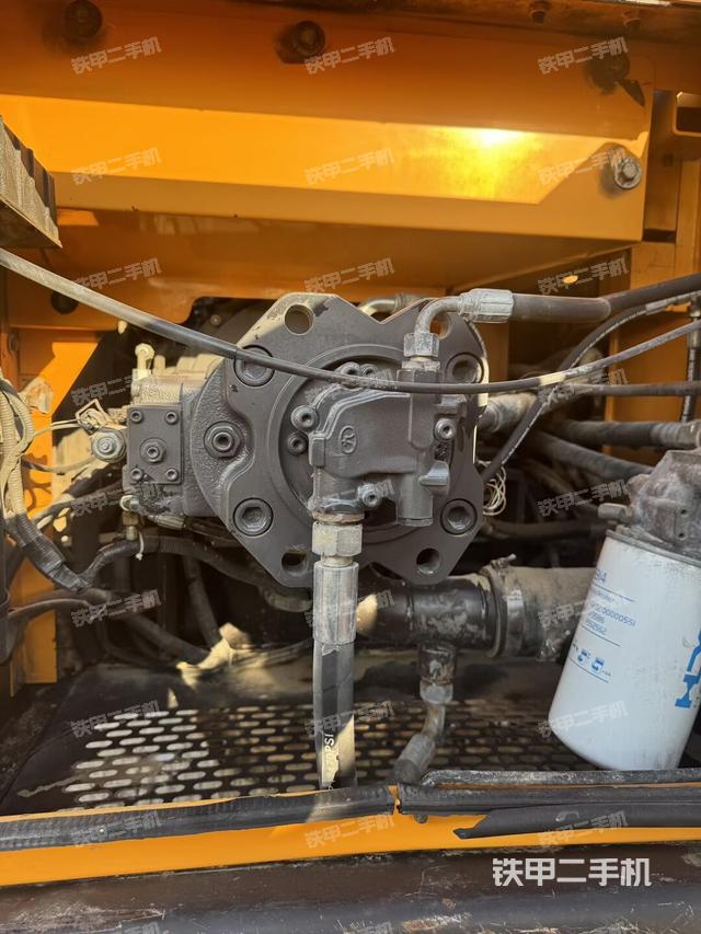 液压泵舱室正面整体(整机外观) 液压泵舱室正面整体(整机外观)