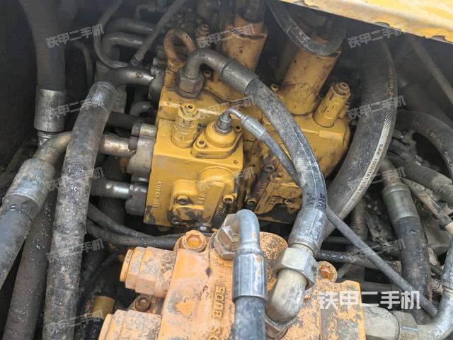 回转马达和主控阀（整机外观）