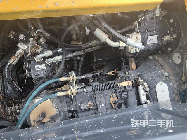 回转马达和主控阀(整机外观) 回转马达和主控阀(整机外观)