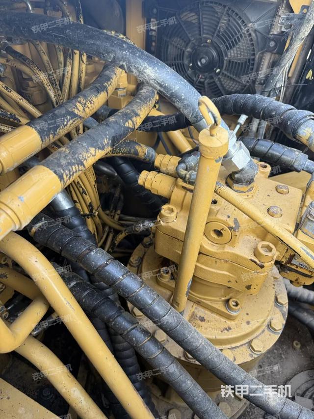 回转马达和主控阀（整机外观）