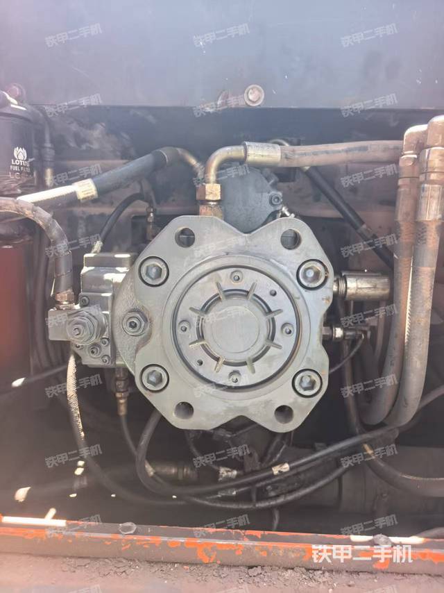 液压泵舱室正面整体（整机外观）