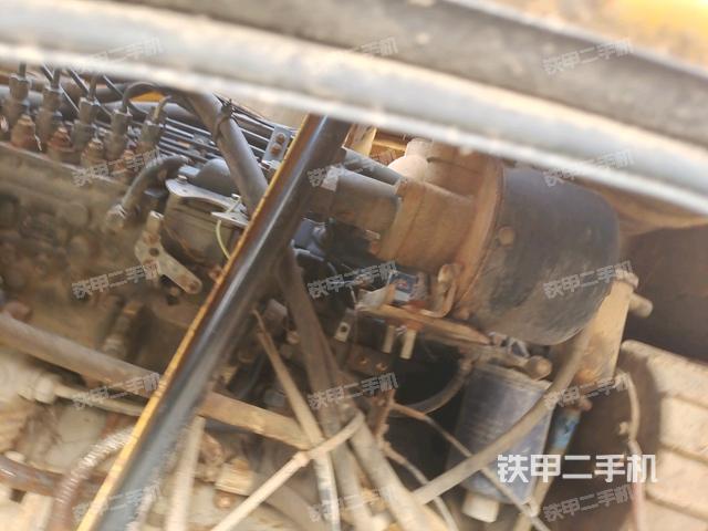 發(fā)動(dòng)機(jī)右側(cè)全景（壓路機(jī)發(fā)動(dòng)機(jī)艙）