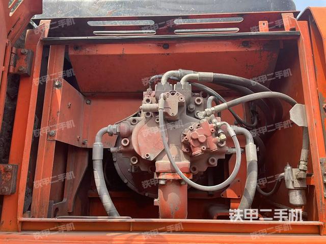 液压泵舱室正面整体（整机外观）