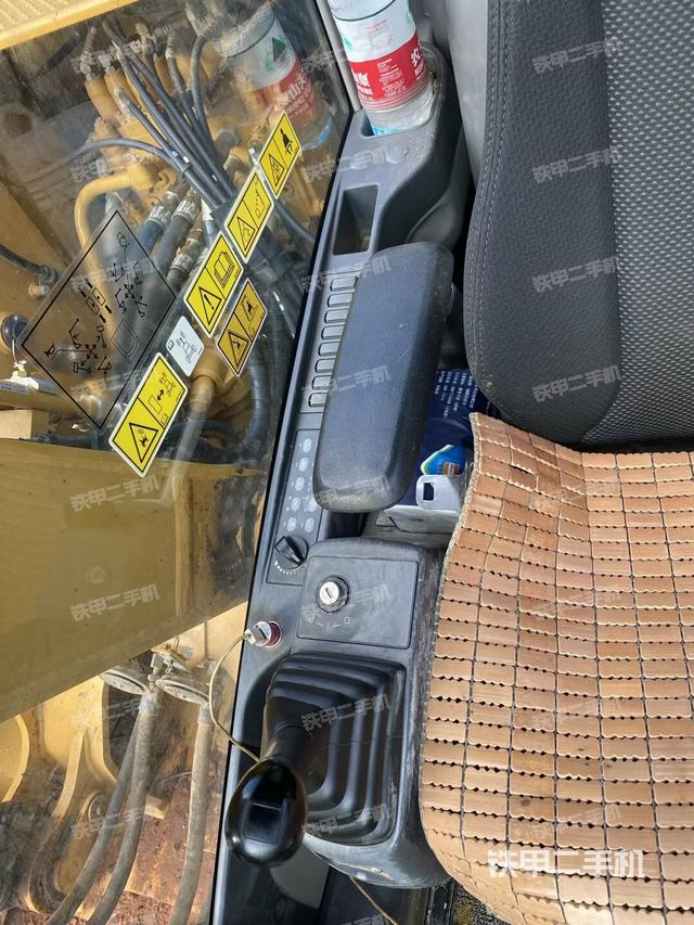 座椅右侧控制台/钥匙门/油门/含右手柄（驾驶室部分）