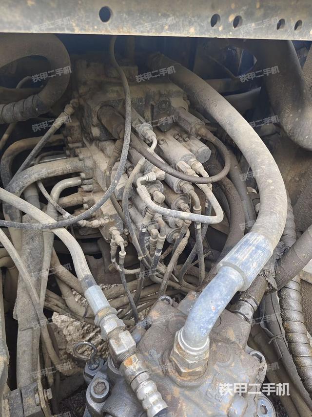 回转马达和主控阀（整机外观）