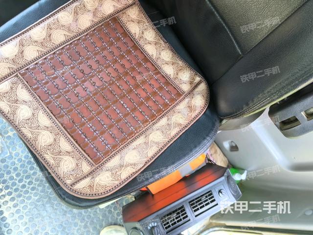 駕駛室內(nèi)座椅、儀表操作手柄全景（壓路機(jī)駕駛室）