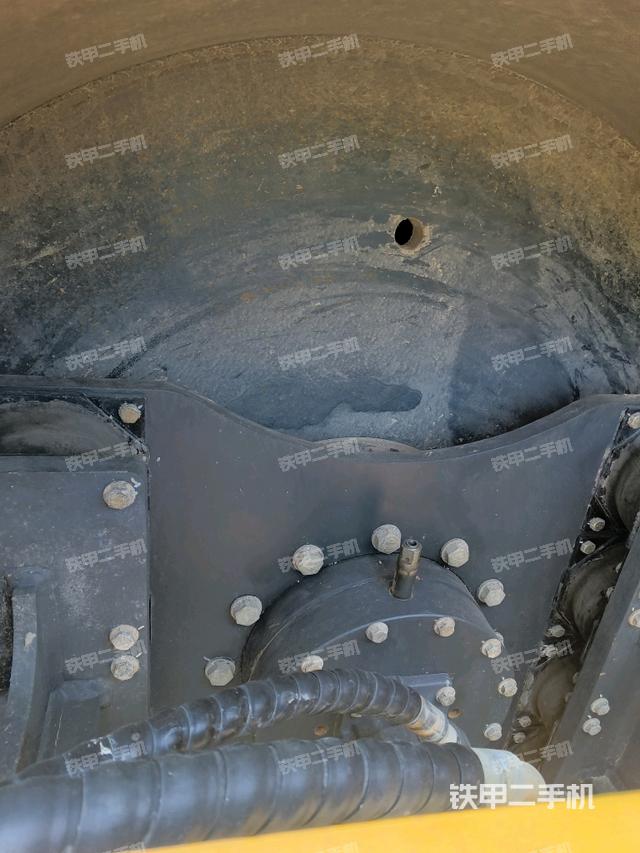 前车架正左侧（压路机前后车架）