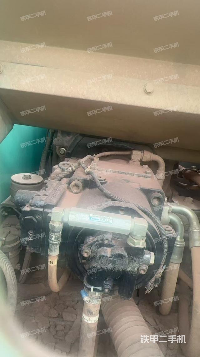 液壓泵艙室正面整體(整機外觀) 液壓泵艙室正面整體(整機外觀)