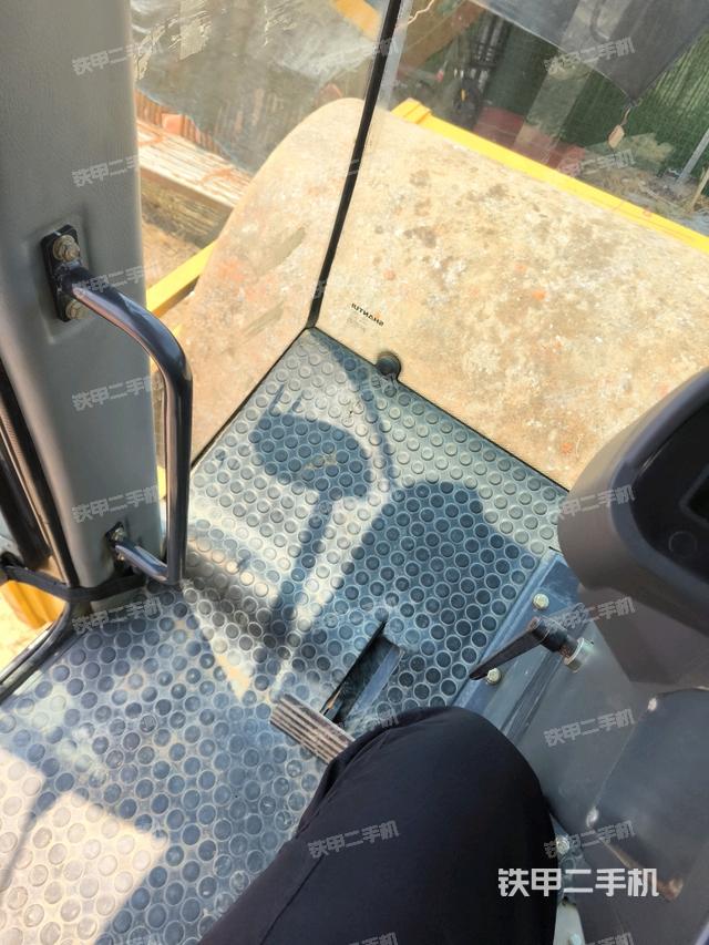 驾驶室侧向上照全景（压路机驾驶室）