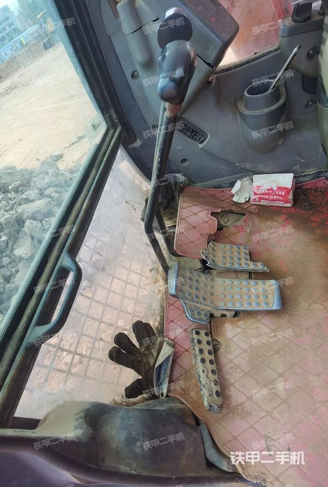 行走控制手柄和踏板 俯拍（驾驶室部分）