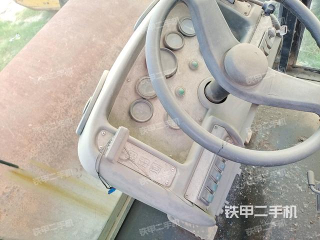 駕駛室側(cè)向上照全景（壓路機(jī)駕駛室）