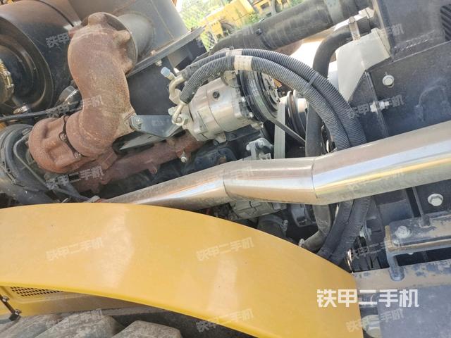 分動箱或變速箱（壓路機(jī)發(fā)動機(jī)艙）