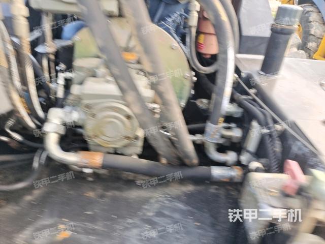 发动机上部全景（压路机发动机舱）