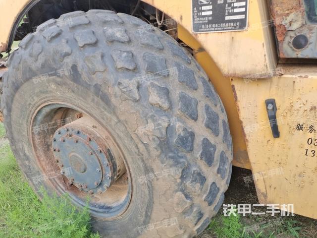 后輪右側(cè)全景（壓路機(jī)前后車架）