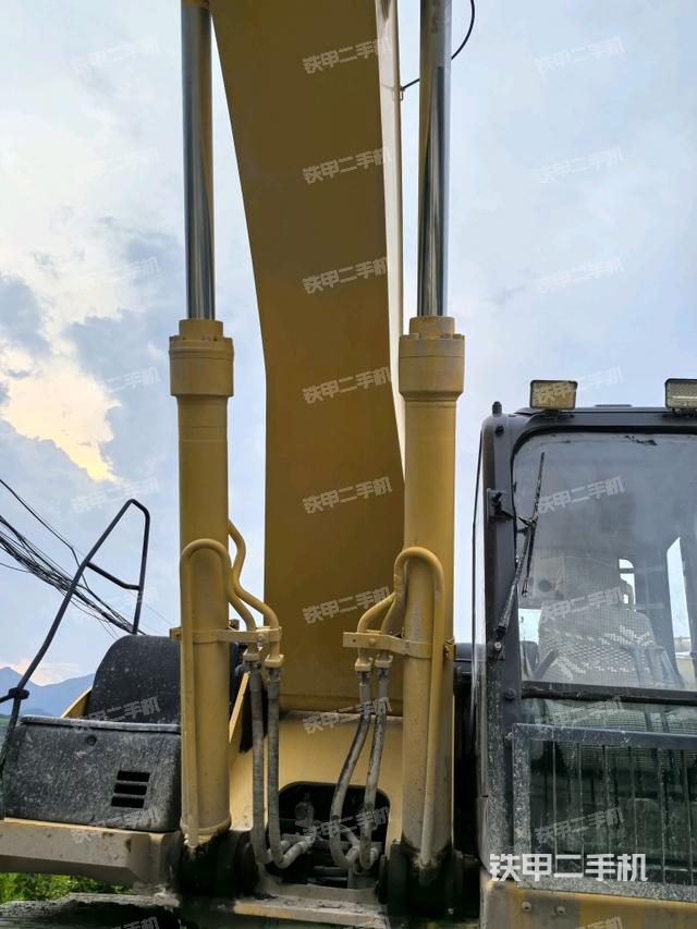 大臂油缸整体 竖拍（工作和回转装置）