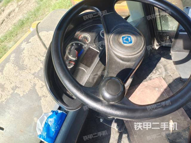 駕駛室側(cè)向上照全景（壓路機駕駛室）