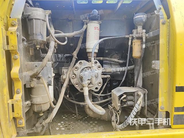 液压泵舱室正面整体（整机外观）