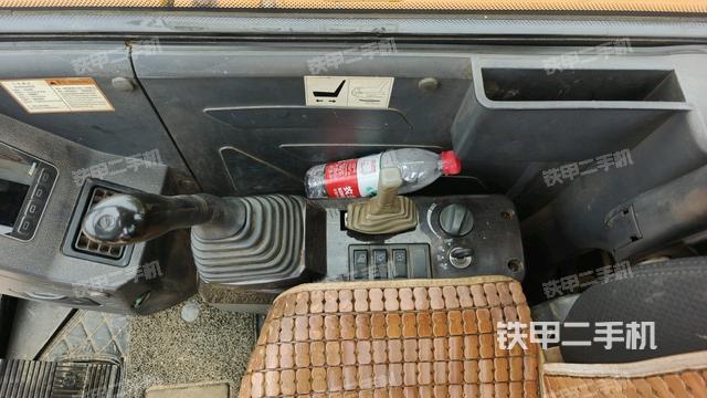 座椅右側(cè)控制臺(tái)/鑰匙門/油門/含右手柄(駕駛室部分) 座椅右側(cè)控制臺(tái)/鑰匙門/油門/含右手柄(駕駛室部分)