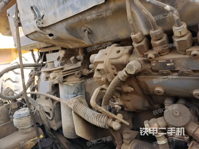 发动机右侧全景（压路机发动机舱）