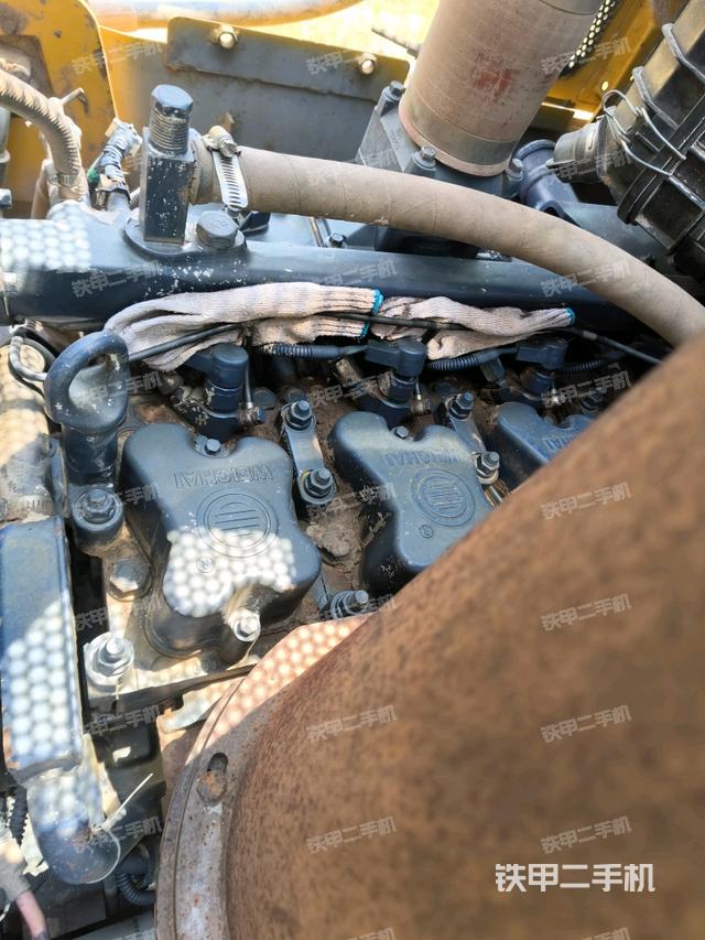 發(fā)動(dòng)機(jī)右側(cè)全景（推土機(jī)發(fā)動(dòng)機(jī)艙）
