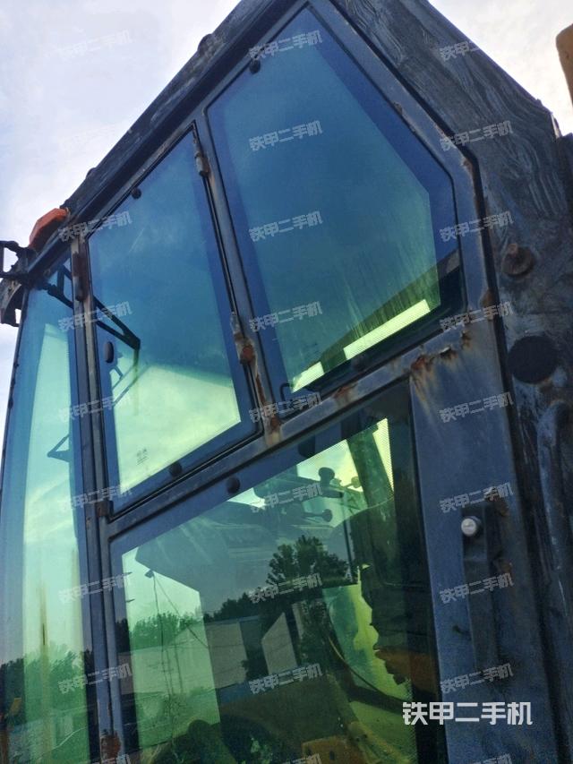 左側(cè)正面照（壓路機(jī)駕駛室）