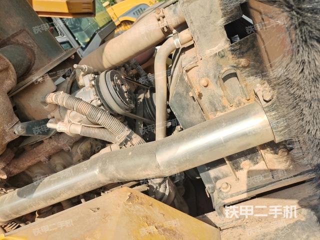 发动机上部全景（压路机发动机舱）