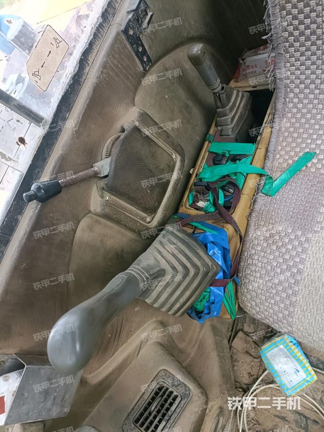 座椅右侧控制台/钥匙门/油门/含右手柄（驾驶室部分）