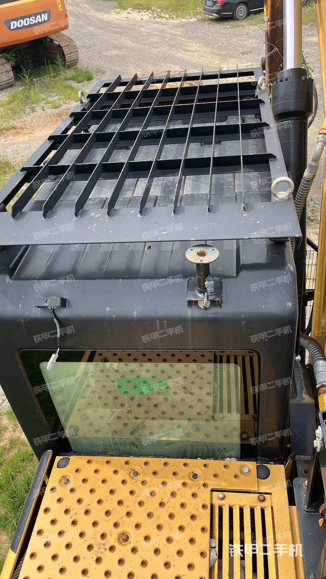 駕駛室頂部（整機外觀）