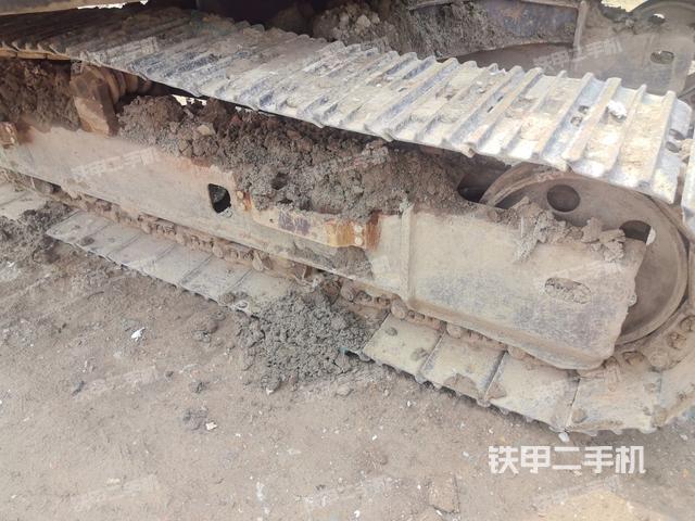 單側(cè)履帶整體(整機(jī)外觀) 單側(cè)履帶整體(整機(jī)外觀)