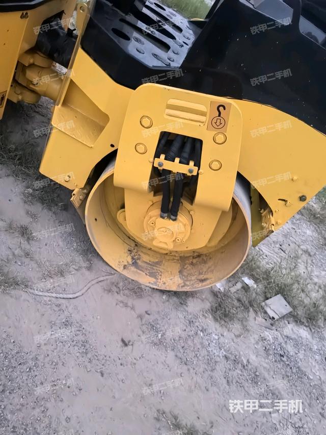 前轮右侧减震块连接及部件（压路机前后车架）