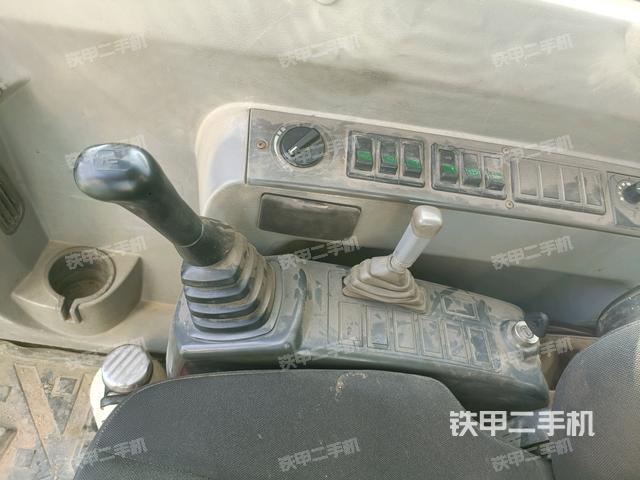 座椅右側(cè)控制臺(tái)/鑰匙門(mén)/油門(mén)/含右手柄（駕駛室部分）