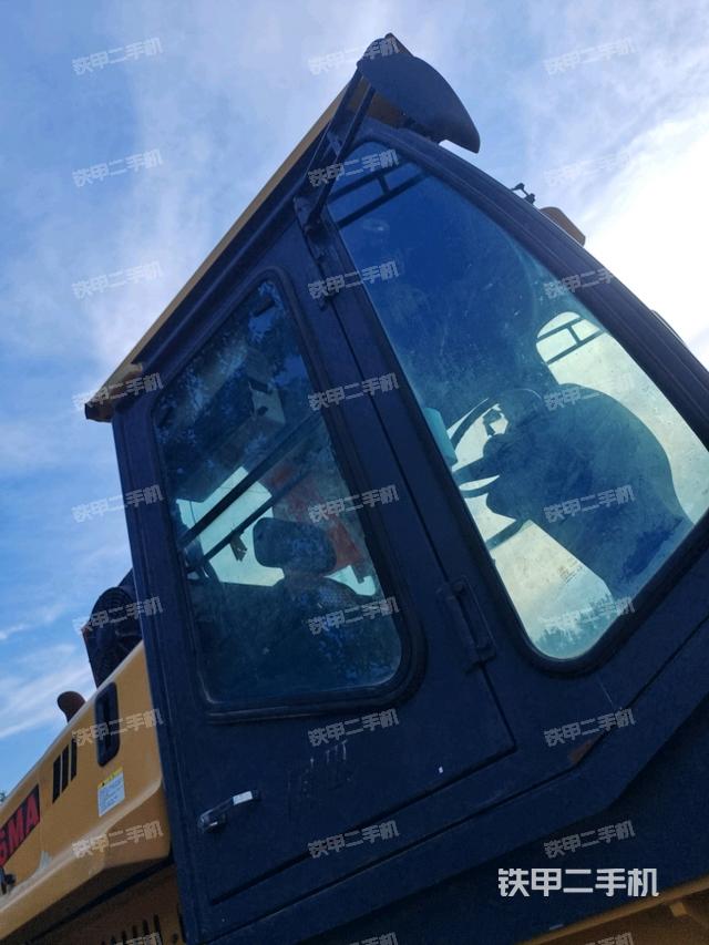 左側(cè)正面照（壓路機(jī)駕駛室）