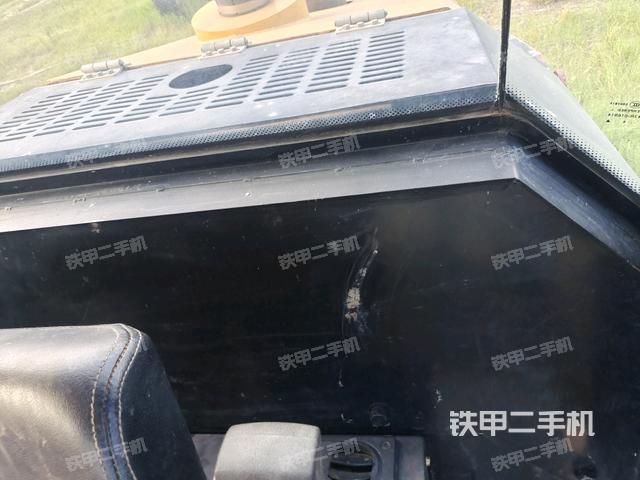 操作台全景（压路机驾驶室）