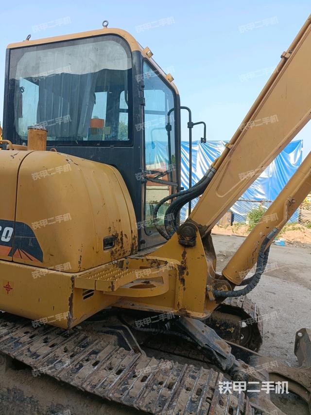 駕駛室頂部（整機外觀）