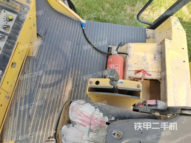 驾驶室内座椅、仪表操作手柄全景（压路机驾驶室）