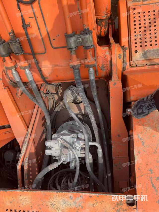 回转马达和主控阀（整机外观）