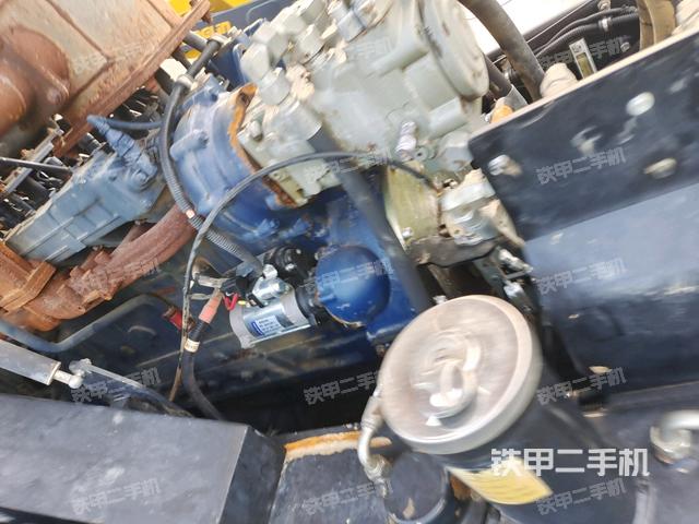 发动机左侧全景（压路机发动机舱）