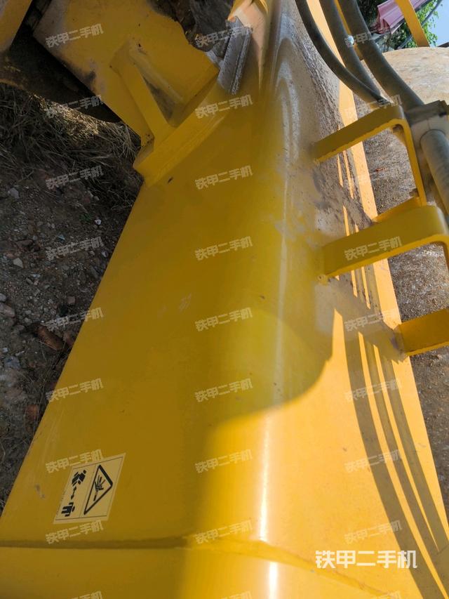 前车架正右侧（压路机前后车架）