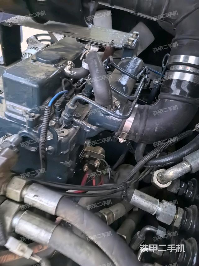 发动机上部全景（压路机发动机舱）