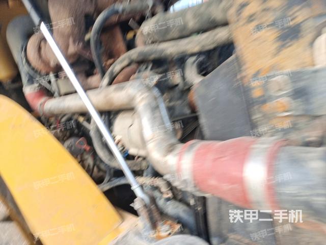 發(fā)動(dòng)機(jī)上部全景（壓路機(jī)發(fā)動(dòng)機(jī)艙）