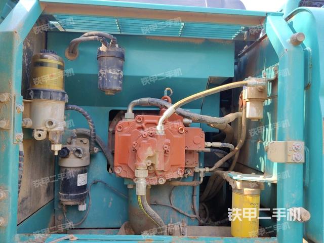 液壓泵艙室正面整體（整機外觀）