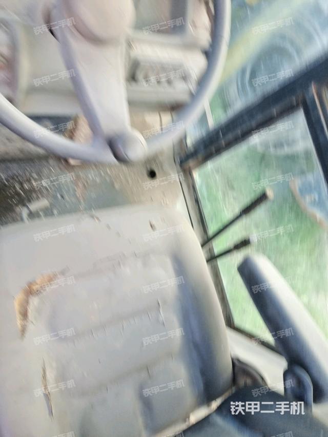 操作臺(tái)全景（壓路機(jī)駕駛室）