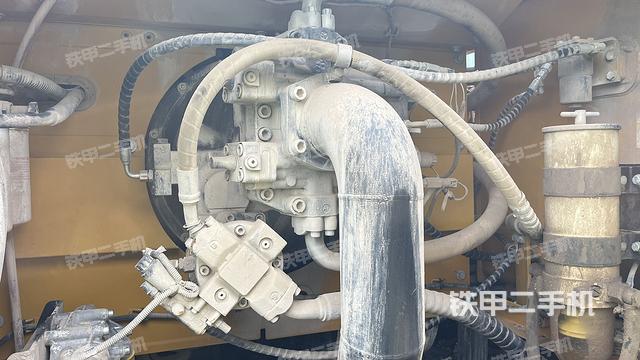 液壓泵艙室正面整體（整機外觀）