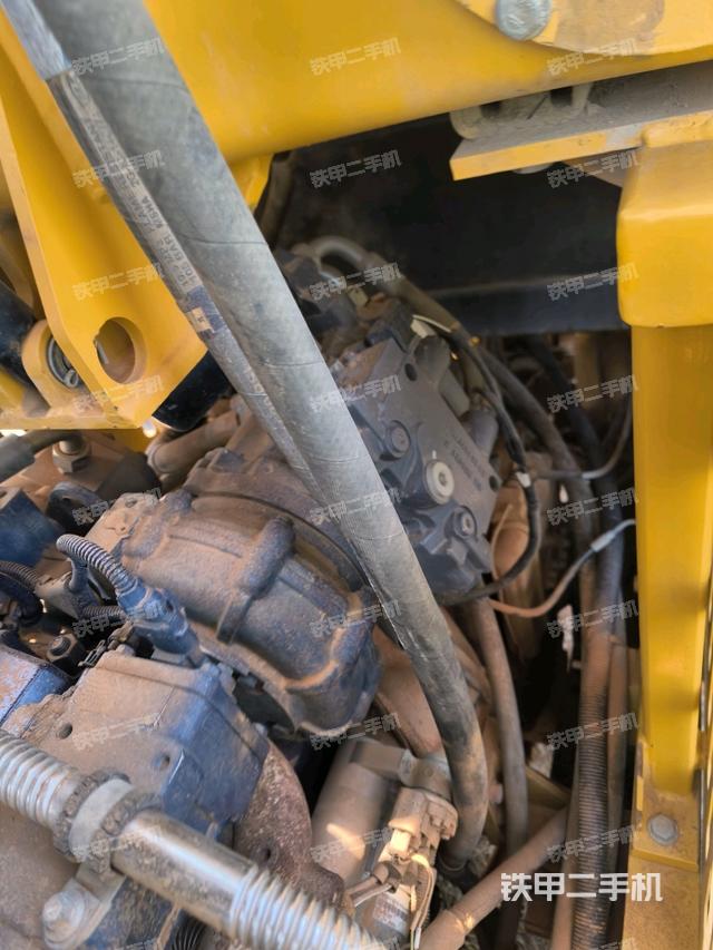 发动机舱液压泵全景（压路机发动机舱）