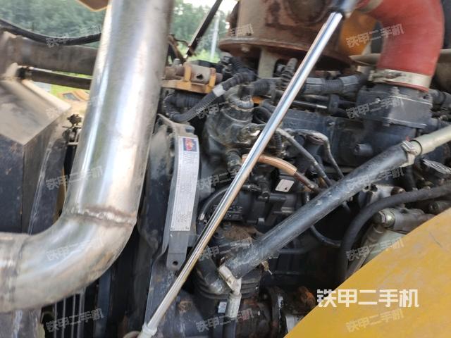 發(fā)動(dòng)機(jī)左側(cè)全景（壓路機(jī)發(fā)動(dòng)機(jī)艙）